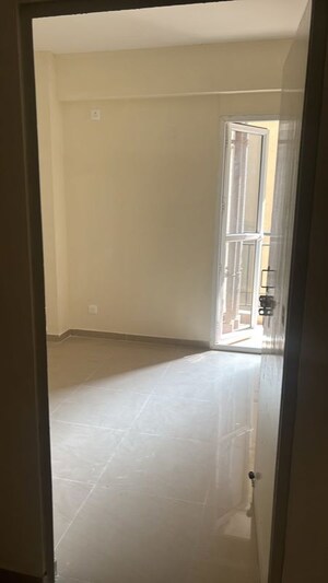 Room in 3 BHK Apartment at Conscient Habitat 102, Sector 102 – for Rent
