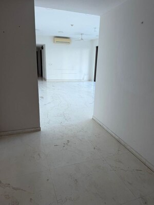 Room in 4 BHK Apartment at Tata Primanti Villas, Sector 72 – for Rent