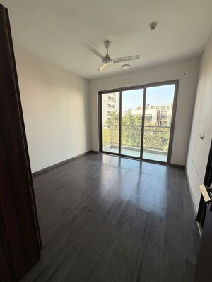 Room in 4 BHK Apartment at Tata Primanti Villas, Sector 72 – for Rent