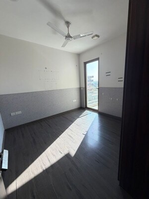 Room in 4 BHK Apartment at Tata Primanti Villas, Sector 72 – for Rent