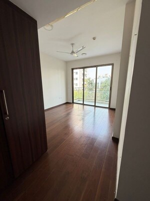 Room in 4 BHK Apartment at Tata Primanti Villas, Sector 72 – for Rent