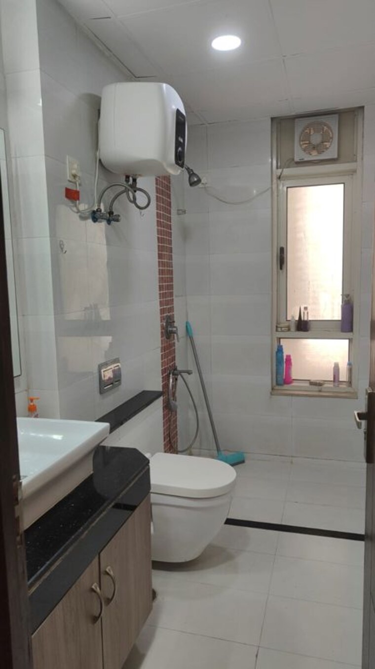 Bathroom, jaypee-kalypso-court 3.5 Bedroom 2200 Sq.Ft. Apartment In Sector 128 Noida 10714785