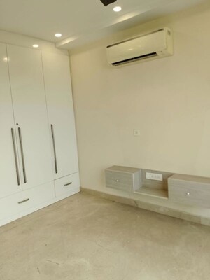 Room in 3 BHK Builder Floor at South City 1 – for Rent