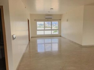 Room in 4 BHK Apartment at Embassy Oasis, Frazer Town – for Rent