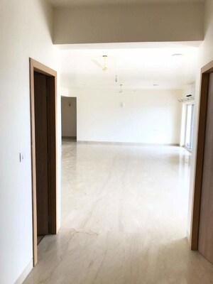 Room in 4 BHK Apartment at Embassy Oasis, Frazer Town – for Rent
