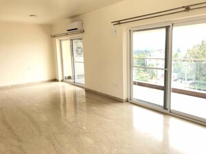 Room in 4 BHK Apartment at Embassy Oasis, Frazer Town – for Rent
