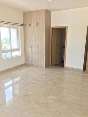 Room in 4 BHK Apartment at Embassy Oasis, Frazer Town – for Rent