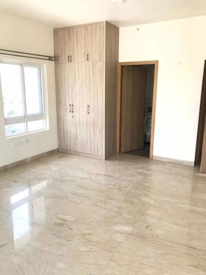 Room in 4 BHK Apartment at Embassy Oasis, Frazer Town – for Rent