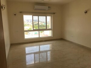 Room in 4 BHK Apartment at Embassy Oasis, Frazer Town – for Rent