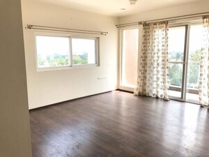 Room in 4 BHK Apartment at Embassy Oasis, Frazer Town – for Rent