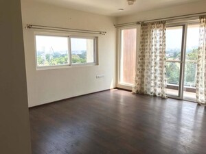 Room in 4 BHK Apartment at Embassy Oasis, Frazer Town – for Rent