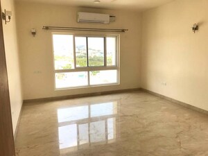 Room in 4 BHK Apartment at Embassy Oasis, Frazer Town – for Rent