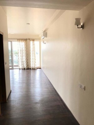 Room in 4 BHK Apartment at Embassy Oasis, Frazer Town – for Rent