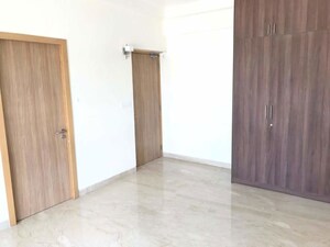 Room in 4 BHK Apartment at Embassy Oasis, Frazer Town – for Rent