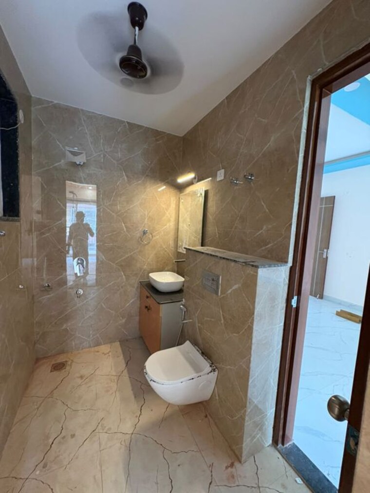 Bathroom, sector 57 4 Bedroom 2200 Sq.Ft. Builder Floor In Sector 57 Gurgaon 10714861