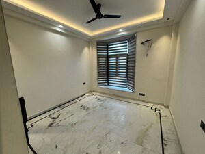 Room in 3 BHK Builder Floor at South City 1 – for Rent