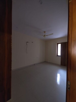 Room in 3 BHK Builder Floor at Sector 57 – for Rent
