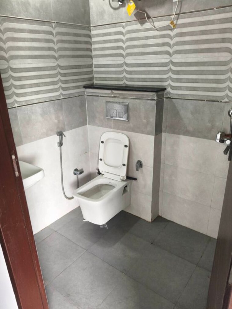 Bathroom, ansal-palam-triangle 3.5 Bedroom 2500 Sq.Ft. Builder Floor In Palam Vihar Extension Gurgaon 10714925