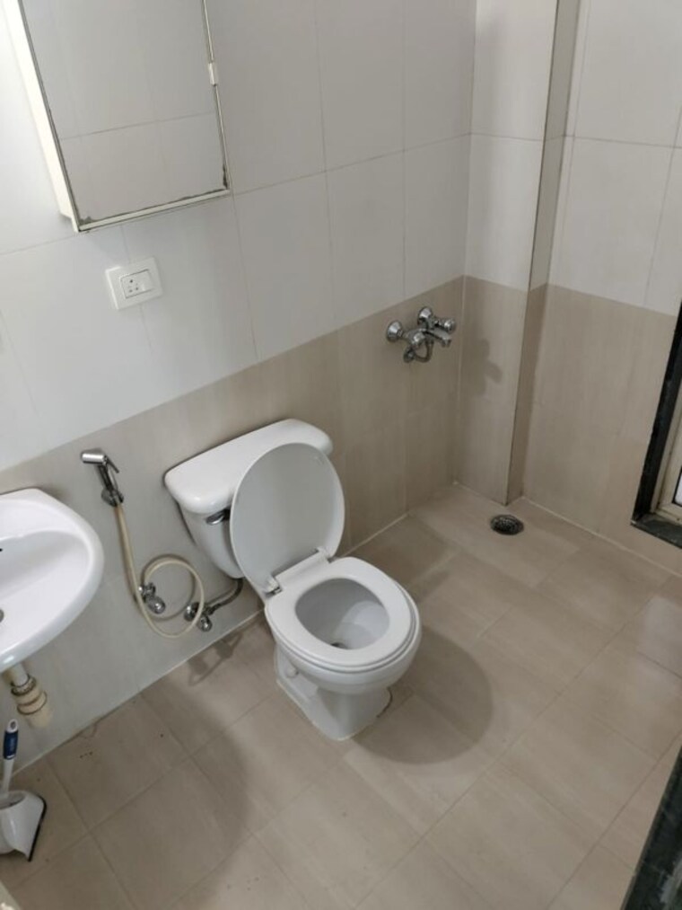 Bathroom, hiranandani-estate-winona 2 Bedroom 736 Sq.Ft. Apartment In Ghodbunder Road Thane 10715007