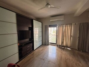 Room in 4 BHK Apartment at DLH Sorrento, Veera Desai Road – for Sale