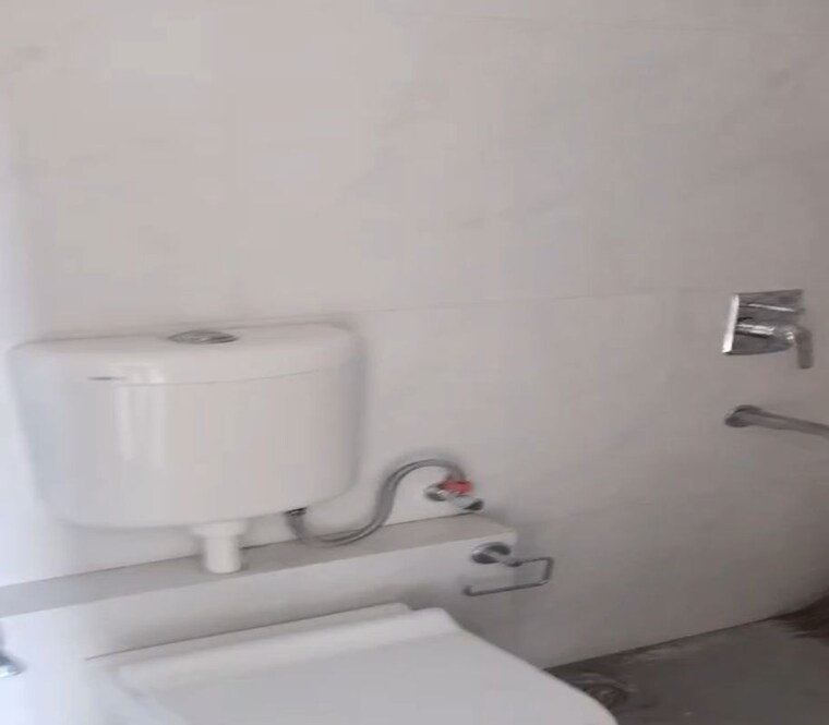 Bathroom, dadar east 2 Bedroom 500 Sq.Ft. Apartment In Dadar East Mumbai 10715093