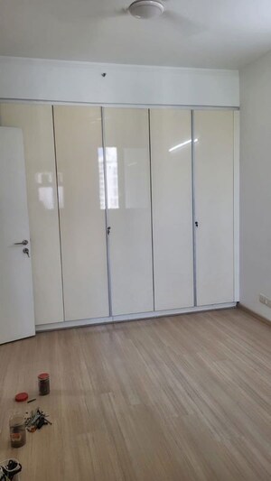 Room in 4 BHK Apartment at DLF The Summit, Dlf Phase V – for Sale