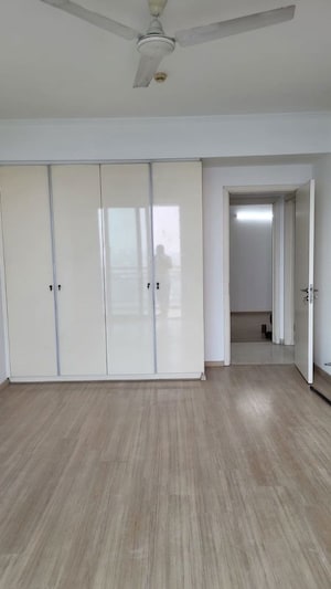 Room in 4 BHK Apartment at DLF The Summit, Dlf Phase V – for Sale