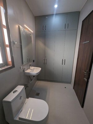 Bathroom in 4 BHK Apartment at DLF The Summit, Dlf Phase V – for Sale