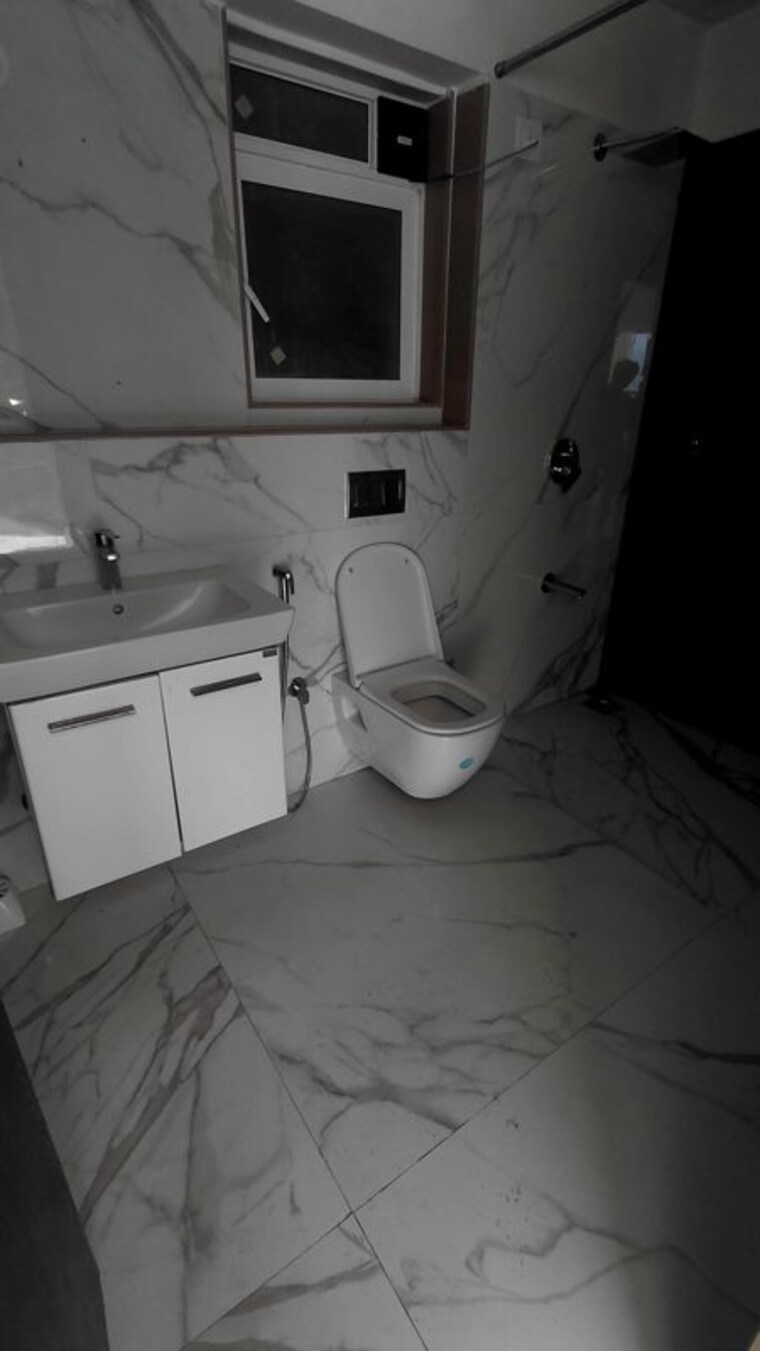 Bathroom, rna-ng-eclat 2 Bedroom 863 Sq.Ft. Apartment In Andheri West Mumbai 10715147