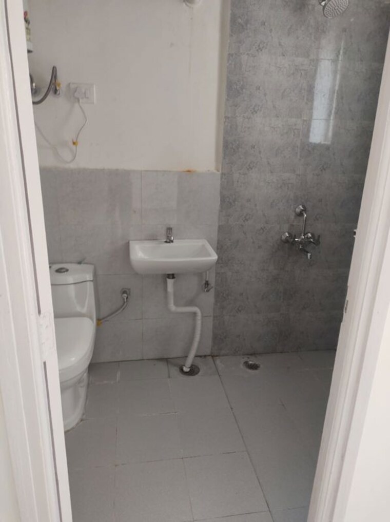 Bathroom, suncity-avenue-76 2 Bedroom 635 Sq.Ft. Apartment In Sector 76 Gurgaon 10715156