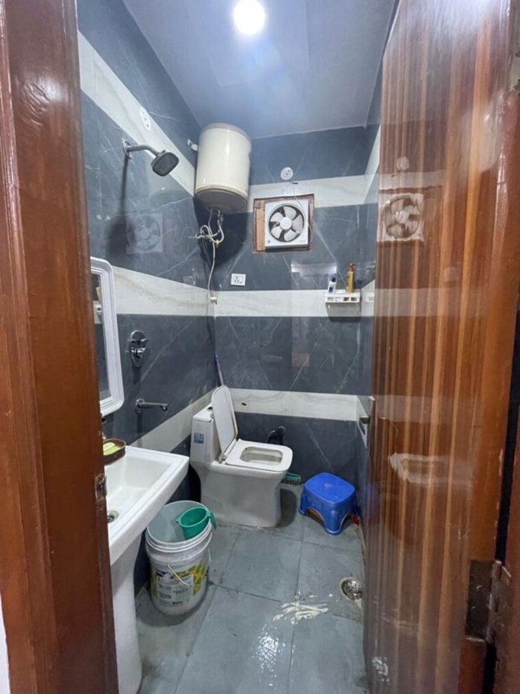 Bathroom, dwarka mor 2 Bedroom 55 Sq.Yd. Builder Floor In Dwarka Mor Delhi 10715187