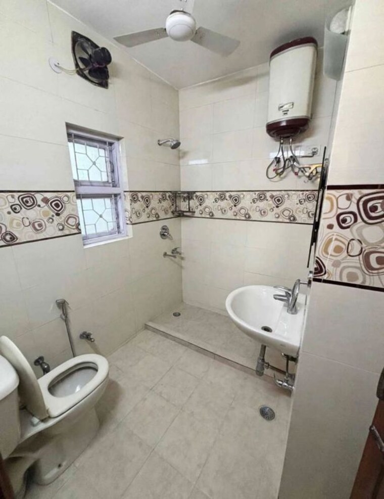 Bathroom, kalkaji 3 Bedroom 1600 Sq.Ft. Builder Floor In Kalkaji Delhi 10715232