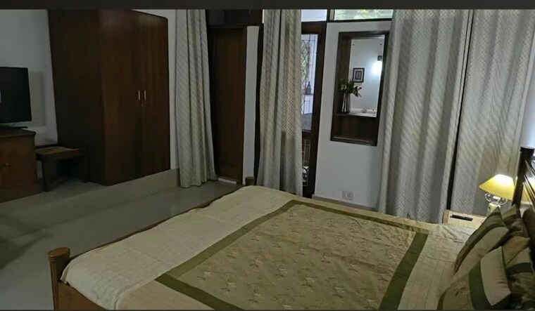 Bedroom, defence colony 2 Bedroom 1800 Sq.Ft. Builder Floor In Defence Colony Delhi 10715254