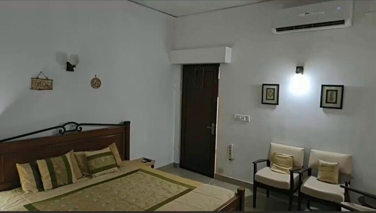 Bedroom, defence colony 2 Bedroom 1800 Sq.Ft. Builder Floor In Defence Colony Delhi 10715254