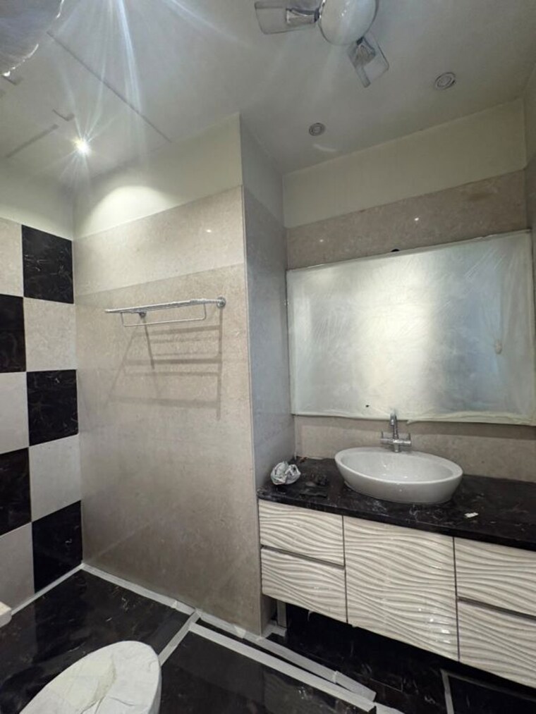 Bathroom, rajouri garden 3 Bedroom 200 Sq.Yd. Builder Floor In Rajouri Garden Delhi 10715272