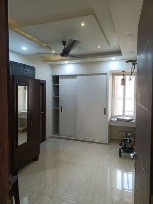 Room in 4 BHK Apartment at Sector 6 Dwarka – for Rent