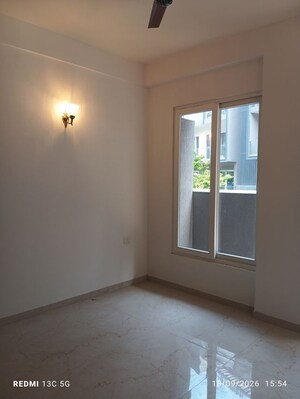 Room in 3 BHK Apartment at Smart World Orchard, Sector 61 – for Rent