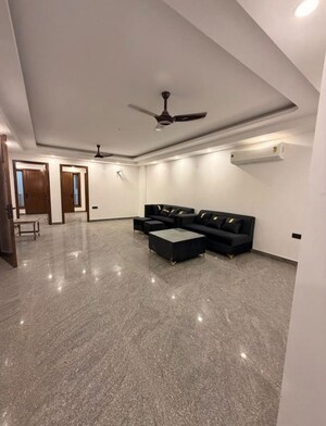 Team Area in 3 BHK Builder Floor at Rajouri Garden – for Rent
