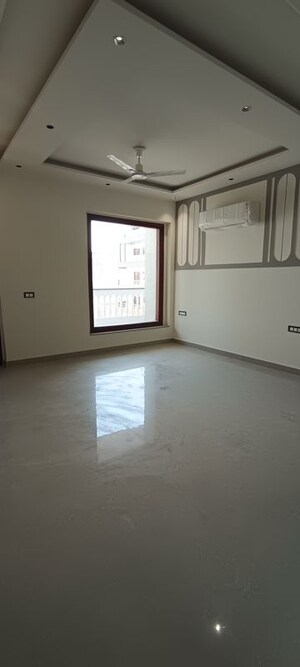 Room in 4 BHK Builder Floor at Parklands, Sector 85 – for Sale