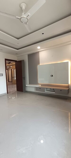 Room in 4 BHK Builder Floor at Parklands, Sector 85 – for Sale
