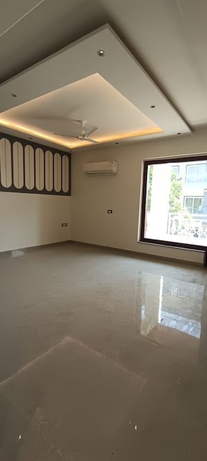 Room in 4 BHK Builder Floor at Parklands, Sector 85 – for Sale