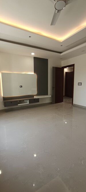 Room in 4 BHK Builder Floor at Parklands, Sector 85 – for Sale