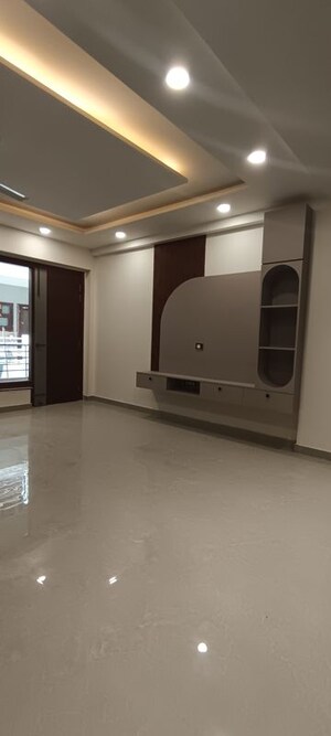 Room in 4 BHK Builder Floor at Parklands, Sector 85 – for Sale