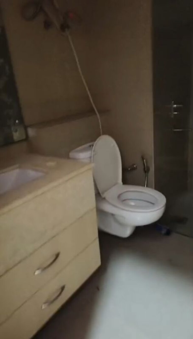 Bathroom, emaar-mgf-the-palm-drive-villas 3 Bedroom 1950 Sq.Ft. Apartment In Sector 66 Gurgaon 10715538