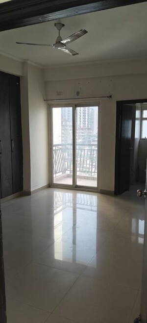 Room in 3 BHK Apartment at Antriksh Golf View, Sector 78 – for Rent