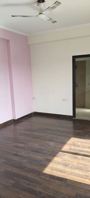 Room in 3 BHK Apartment at Antriksh Golf View, Sector 78 – for Rent