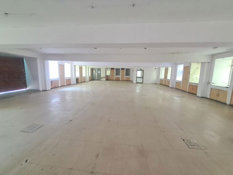  Parking, sector 63 Commercial Office Space 4300 Sq.Ft. In Sector 63 Noida 10715549