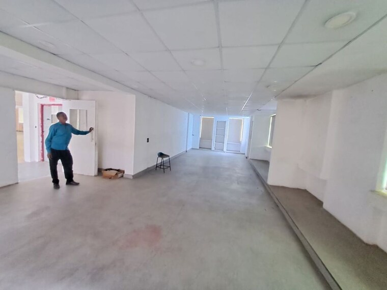  Parking, sector 63 Commercial Office Space 4300 Sq.Ft. In Sector 63 Noida 10715549