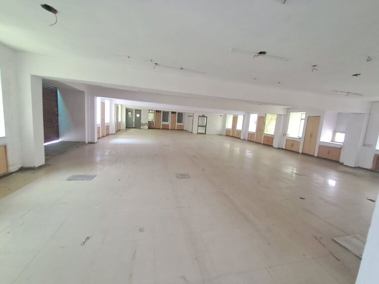  Parking, sector 63 Commercial Office Space 4300 Sq.Ft. In Sector 63 Noida 10715549
