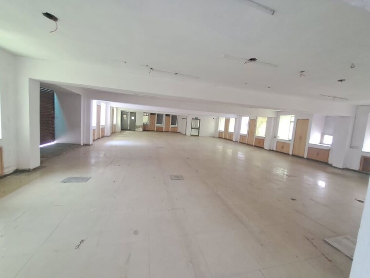  Parking, sector 63 Commercial Office Space 4300 Sq.Ft. In Sector 63 Noida 10715549